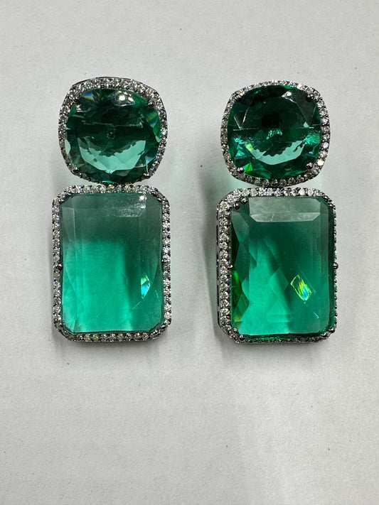 ELEGANT EMERALD GLASS STONE AD STUDDED JEWELERY SET