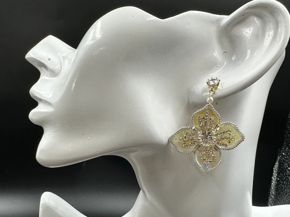 BEAUTIFUL WHITE FLOWER MULTICOLOR REFLECTION EARRING