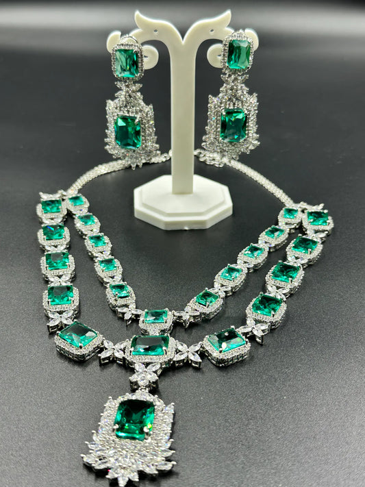 STUNNING DOUBLE LAYER NECKLACE SET WITH GREEN GLASS STONE