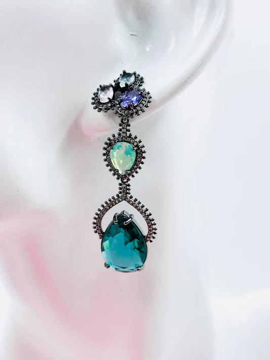 VINTAGE LOOK EMERALD AND PURPLE STONE STUDDED EARRING