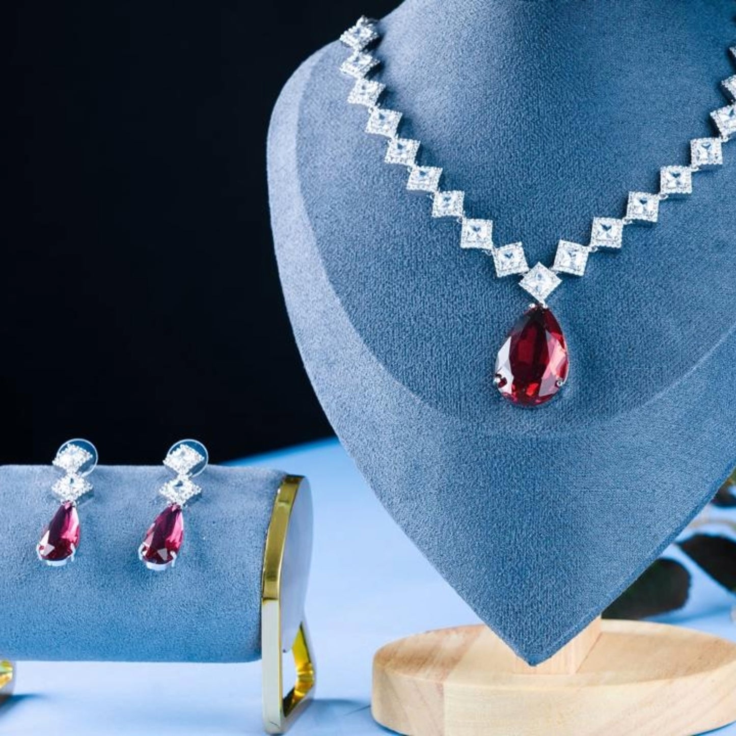 NESACCESSORIES AD ZIRCONIA AND RED GLASS STONE STUDDED NECKLACE SET